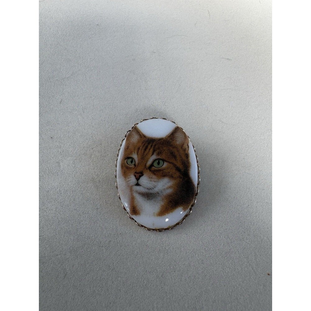 GOLD TONE PAINTED PORCELAIN ORANGE TABBY KITTY CAT PIN BROOCH GREEN EYES